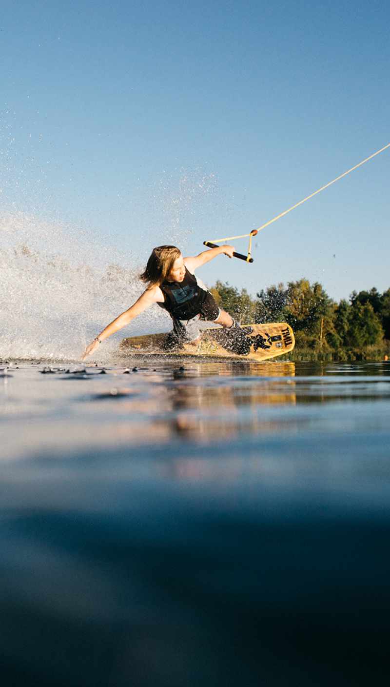 Bild: Frau beim Kitesurfen